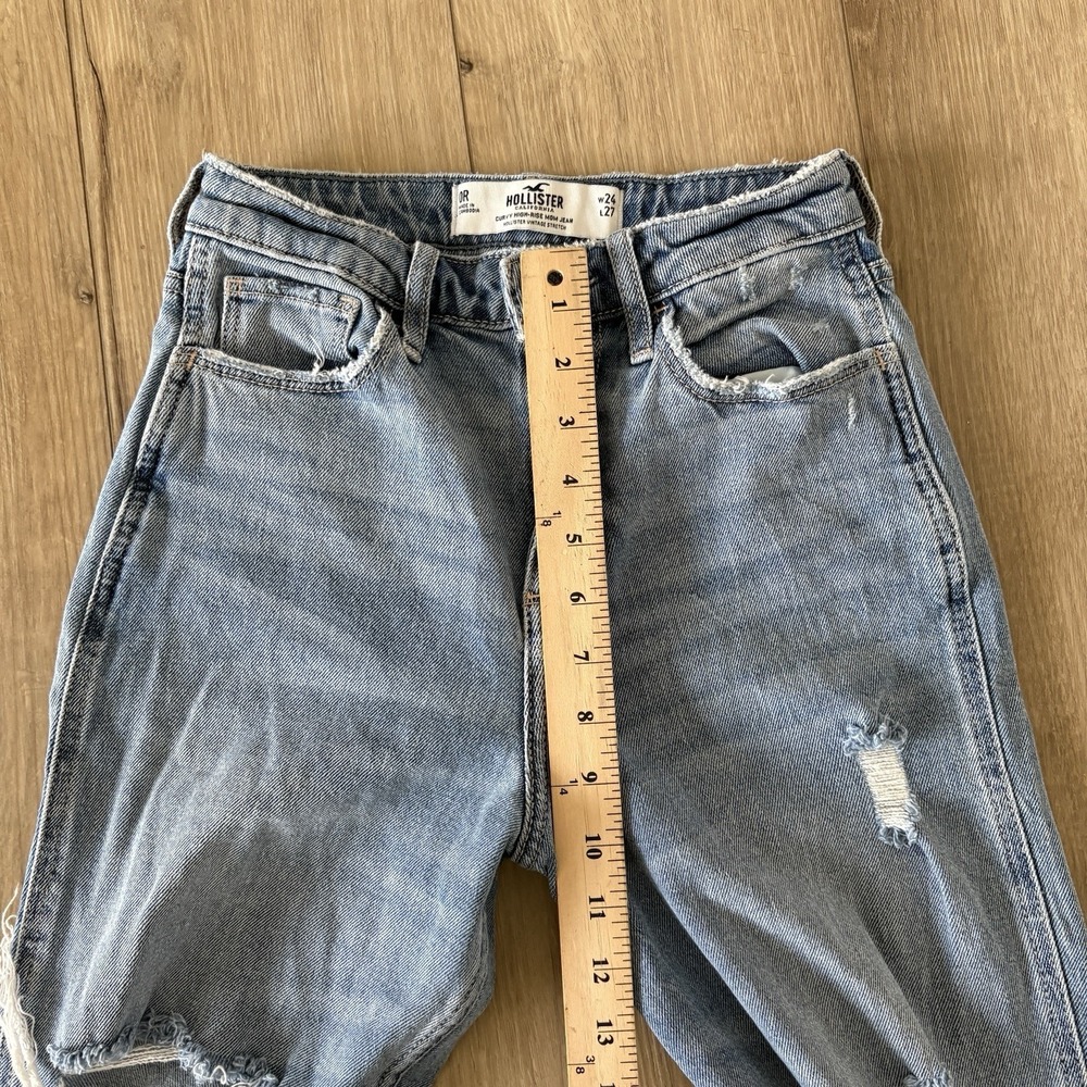 Hollister Curvy Ultra High Rise Mom Jean Size 0 Light Wash 24/27 DISTRESSED - Picture 3 of 9